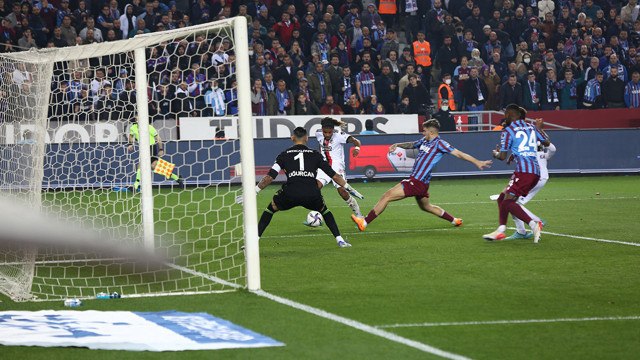 Trabzonspor ile Beşiktaş nefes kesen maçta 1-1 berabere kaldı - Resim: 1