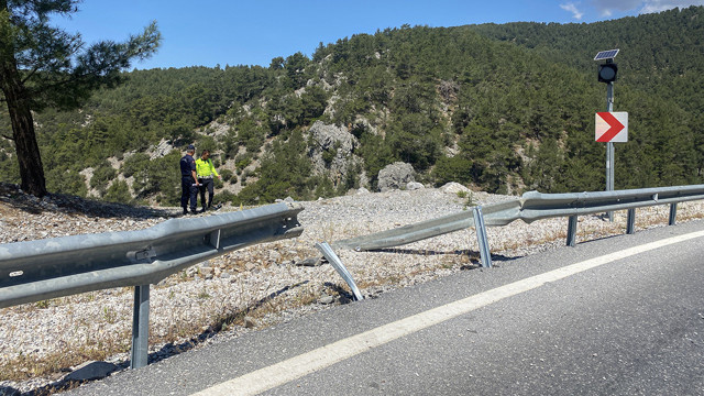 Antalya'da otomobil uçuruma yuvalandı! Ölü ve yaralılar var - Resim: 0