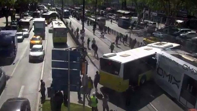 İETT otobüsü ve tramvay çarpıştı çok sayıda yaralı var - Resim: 0