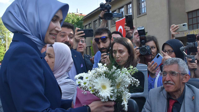 İlk başörtülü vali Kübra Güran Yiğitbaşı görevine böyle başladı dikkat çeken anlar - Resim: 0