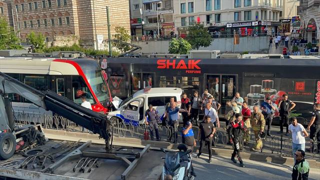 İstanbul Fatih'te tramvay ile polis aracı çarpıştı! Yaralı polisler var - Resim: 0
