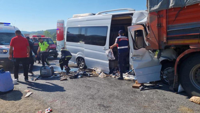 Bilecik'te korkunç kaza! Öğrencileri taşıyan minibüs kamyona çarptı: Çok sayıda yaralı var - Resim: 1