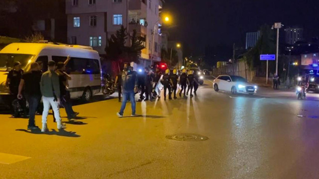 Ataşehir'de yabancı uyruklulardan kaçarken araba çarpan çocuk öldü mahalleli sokağa döküldü - Resim: 0