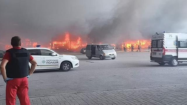 Rusya'dan AVM'ye füzeli saldırı! İçeride binden fazla sivil vardı - Resim: 1