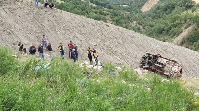 Tokat’ta minibüs uçuruma yuvarlandı ölen 4 kişinin ismi belli oldu biri çocuk - Resim: 0