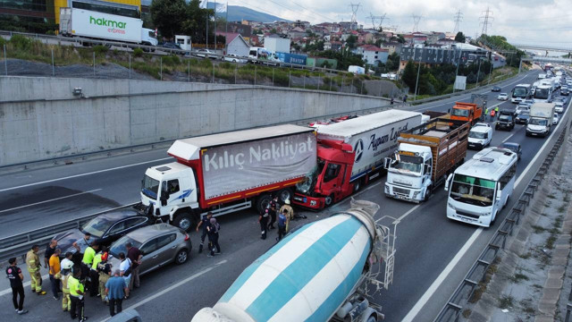İstanbul'u kilitleyen kaza! 3 TIR ile bir araç birbirine girdi trafik durma noktasına geldi - Resim: 0