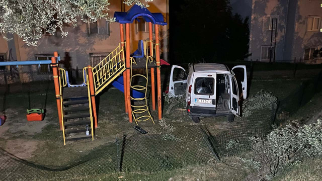 Kocaeli'nde araç çocuk parkına uçtu! Ölü ve yaralı var! - Resim: 0