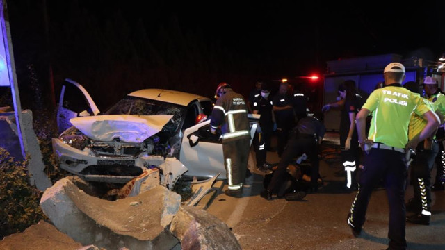 Bursa'da ölümlü kaza! Refüje çarpan araç hurdaya döndü - Resim: 1