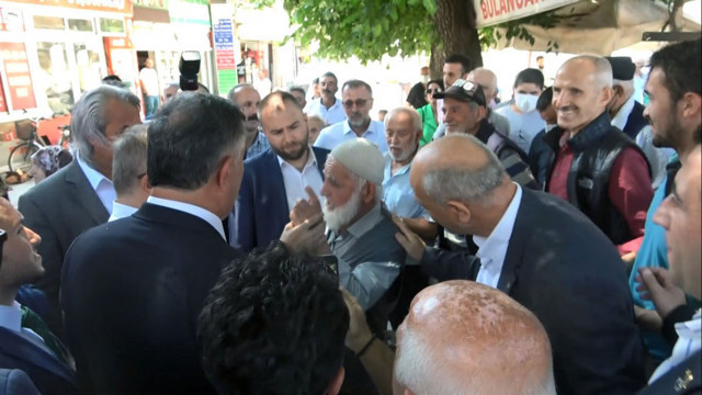 Ahmet Davutoğlu'nu şoke eden tepki! Vatandaş yine yüzüne söyledi: Seni Başbakan yaptı... - Resim: 0