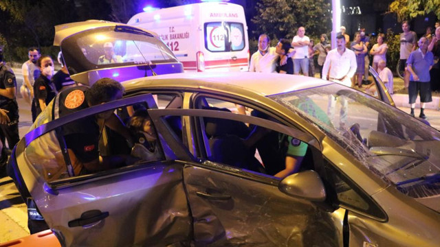 Edirne’de iki otomobil çarpıştı: Ortalık savaş alanına döndü - Resim: 0