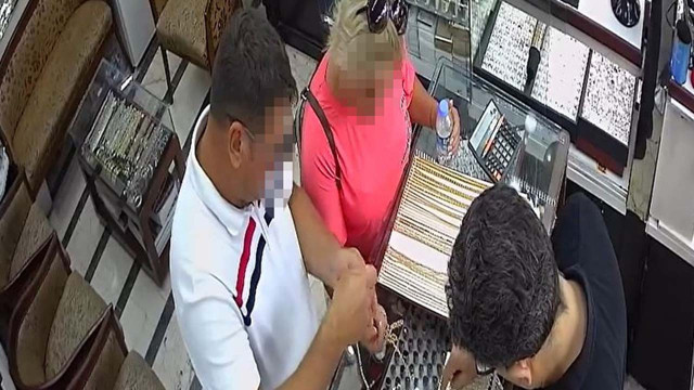 Kuyumcu tokatlayan Macar çifte başka dükkanda şok! Para teklifi kurtarmadı - Resim: 0