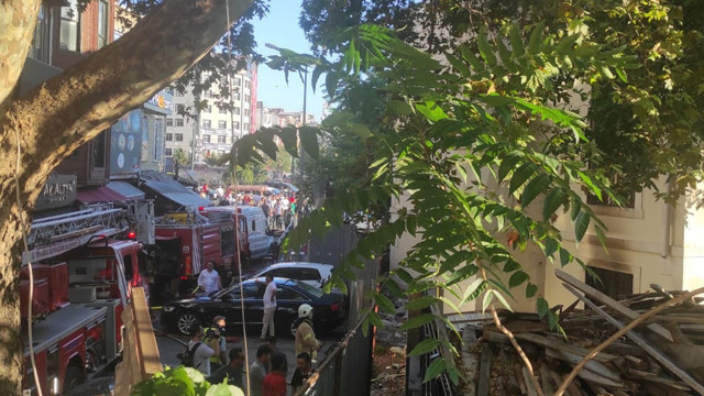 İstanbul'da Camcılar Camisi'nde çıkan yangın söndürüldü - Resim: 0