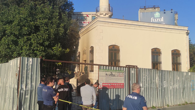 İstanbul'da Camcılar Camisi'nde çıkan yangın söndürüldü - Resim: 1