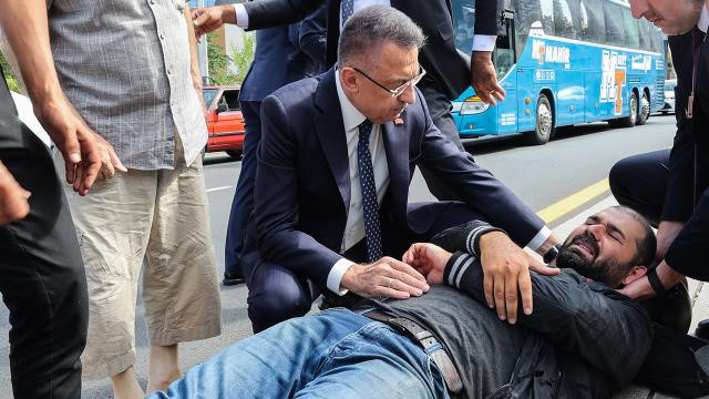 Cumhurbaşkanı yardımcısı Fuat Oktay'dan anlamlı davranış! Makam aracını durdurup hemen yanına koştu - Resim: 1