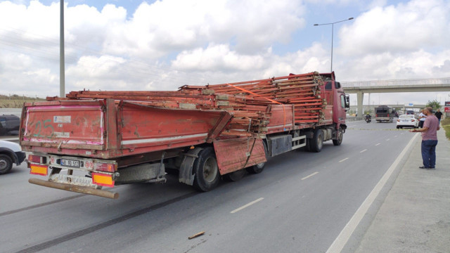 İstanbul'da feci kaza! Kamyondan düşen demirler İETT otobüsüne saplandı yaralılar var - Resim: 1
