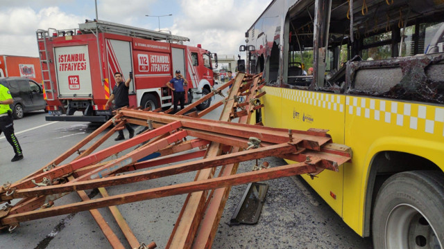 İstanbul'da feci kaza! Kamyondan düşen demirler İETT otobüsüne saplandı yaralılar var - Resim: 0
