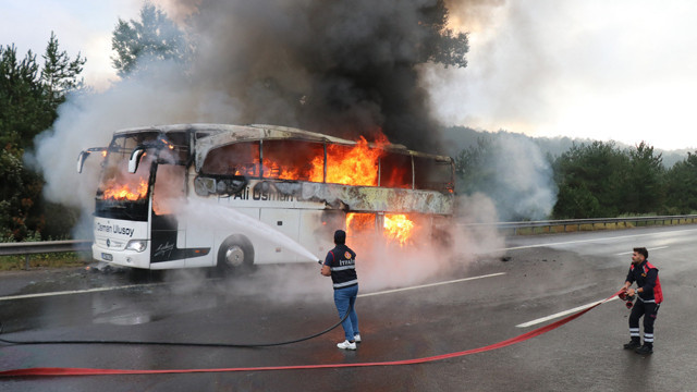 TEM Otoyolu'nda yolcu otobüsü alevlere teslim oldu kullanılamaz hale geldi - Resim: 0