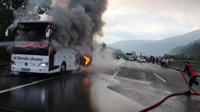 TEM Otoyolu'nda yolcu otobüsü alevlere teslim oldu kullanılamaz hale geldi - Resim: 1