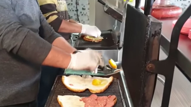 Bu tostu yemeye sanayiye gidiyorlar 40 yıllık ustanın yumurtalı salçalı sucuklu efsane tostu - Resim: 0