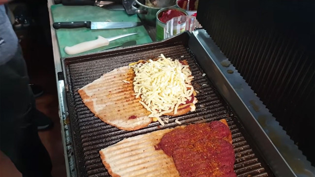 Bu tostu yemeye sanayiye gidiyorlar 40 yıllık ustanın yumurtalı salçalı sucuklu efsane tostu - Resim: 2