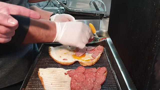 Bu tostu yemeye sanayiye gidiyorlar 40 yıllık ustanın yumurtalı salçalı sucuklu efsane tostu - Resim: 1