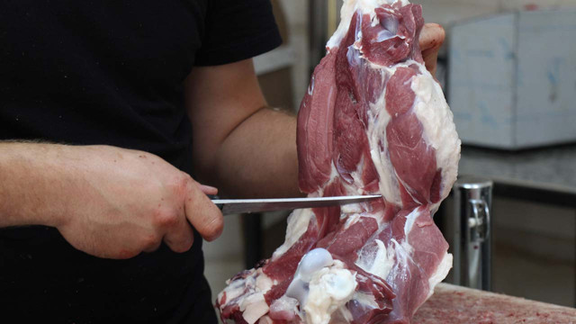 Fırsatçılara inat yaptı yüzde 30 daha ucuza satıyor! Mardinli kasapta etin fiyatı... - Resim: 1