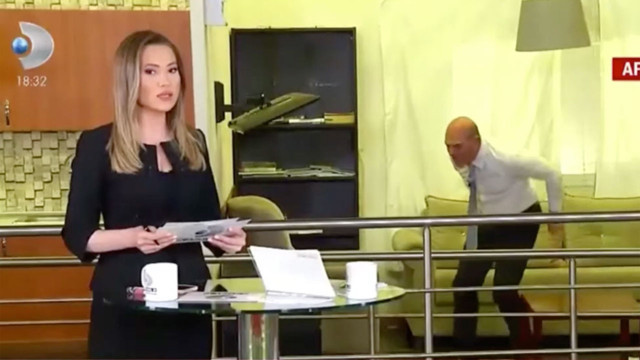 Süleyman Soylu dizlerinin üstüne çöktü canlı yayındaki 7.6'lık deprem anı videosu olay - Resim: 0