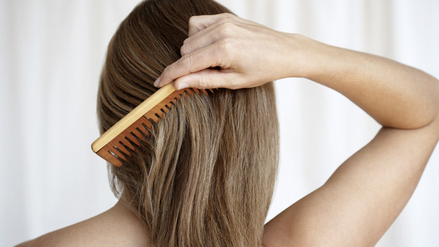 Siz de duştan sonra saçlarını tarayanlardan mısınız! Bir de duştan önce tarayın bakın neler oluyormuş - Resim: 1