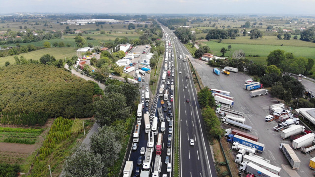 Kaza öyle bir geldi ki... Anadolu Otoyolu'nda otomobil kamyona ok gibi saplandı ölü ve yaralılar var - Resim: 1