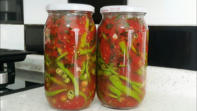 Sabah kalvaltıda bile yeniliyor! Biberli domates turşusu eltinizi kıskandıracak - Resim: 1