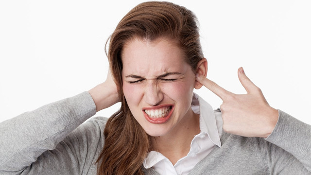 Kulağınız çınlıyorsa biri sizi konuşmuyor tehlike kapınızı çalıyor olabilir! Kulak çınlamasını geçirecek pratik yollar - Resim: 1