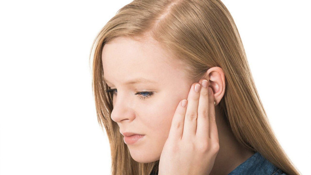 Kulağınız çınlıyorsa biri sizi konuşmuyor tehlike kapınızı çalıyor olabilir! Kulak çınlamasını geçirecek pratik yollar - Resim: 0