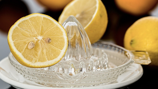 Limonu sıktıktan sonra sakın atmayın! Öyle bir işe yarıyor ki deneyen yok artık diyor - Resim: 1