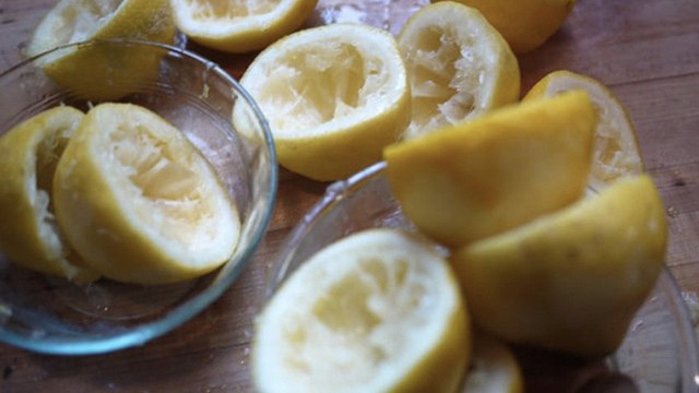 Limonu sıktıktan sonra sakın atmayın! Öyle bir işe yarıyor ki deneyen yok artık diyor - Resim: 0
