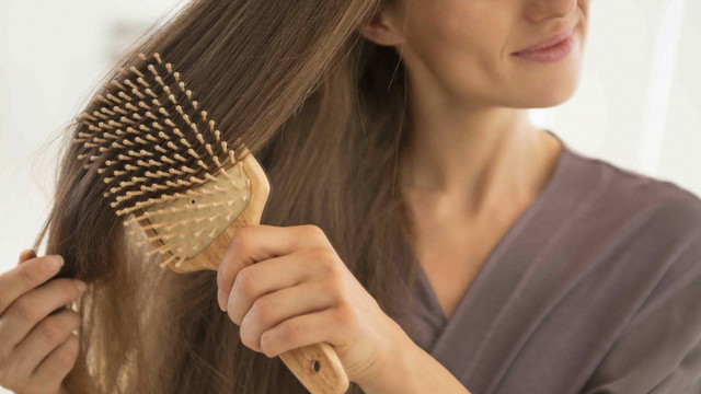 Siz de duştan sonra saçlarını tarayanlardan mısınız! Bir de duştan önce tarayın bakın neler oluyormuş - Resim: 0