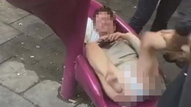 Fatih'te çıplak kadın mahalleliyi bezdirdi! Çocuk parkında rezalet Rus kadın çırılçıplak - Resim: 0