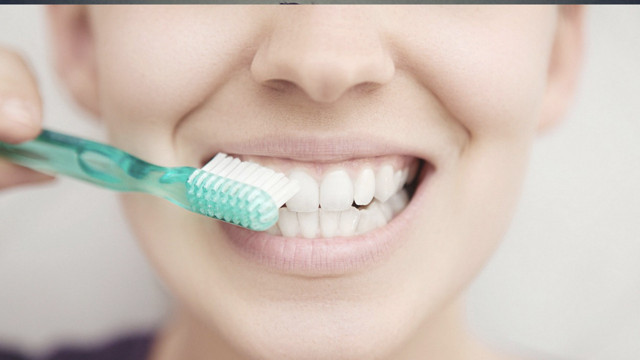 Dişim renk değiştirdi fırçalıyorum ama düzelmiyor diyorsanız bir de bunu deneyin! - Resim: 0