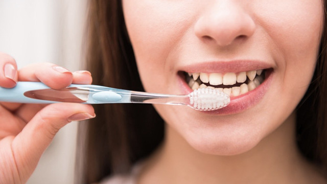 Dişim renk değiştirdi fırçalıyorum ama düzelmiyor diyorsanız bir de bunu deneyin! - Resim: 2