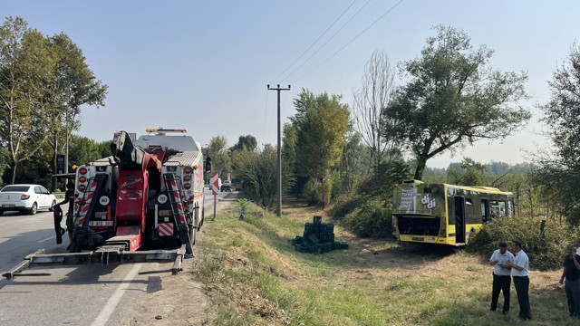 Bursa'da belediye otobüsü şarampole devrildi! 21 yaralı, durumu ağır olanlar var - Resim: 1
