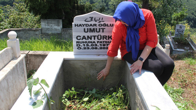 Eşinden umudu kesen kadın boş mezarda kendini teselli ediyor - Resim: 0