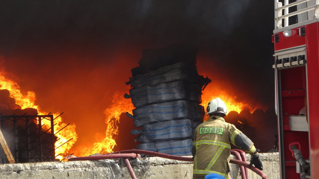 Uşak organize sanayide iplik fabrikasında yangın! Alevler 7 saat sonra kontrol altında - Resim: 2