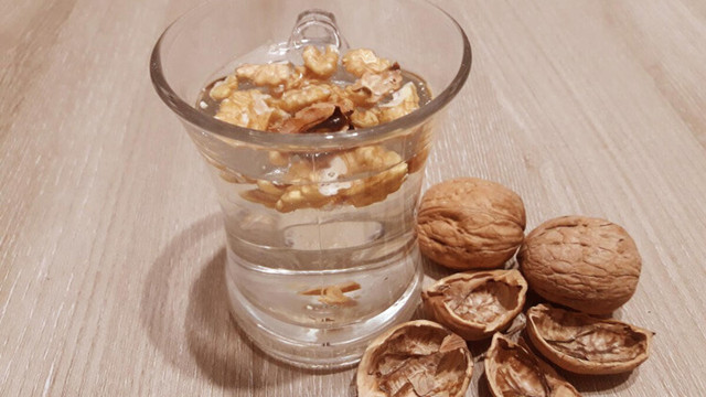 Bir bardak suya bir ceviz atıp için mucizeyi görün! Ceviz suyu evinizin şurubu olacak - Resim: 1