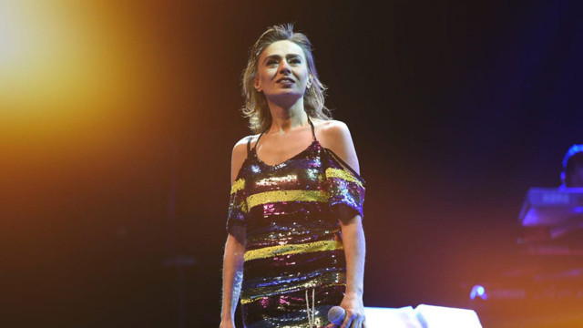 Yıldız Tilbe izleyenlerin ağzını bir metre açık bıraktı! Kalça dansıyla Bodrum'u salladı - Resim: 3