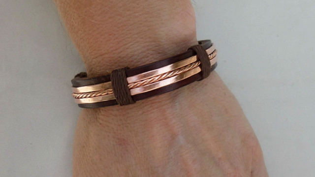 Bir ara herkes takardı bakır bileziğin gerçekten iyileştirme özelliği varmış ama bu oluyorsa... - Resim: 0