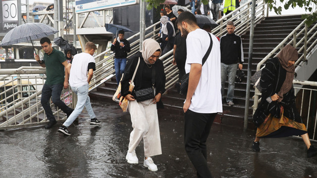 İstanbul'da sağanak etkili oluyor! İmamoğlu'ndan yeni açıklama: Yarın da yağış var - Resim: 0