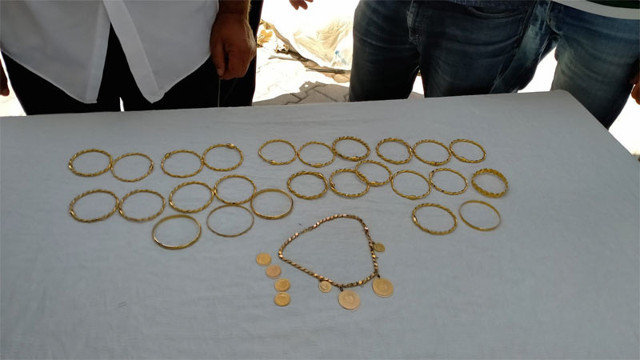 Karaman'da esnaf satın aldığı iş yerinde temizlik yaparken bulduğu torbadan servet çıktı - Resim: 0