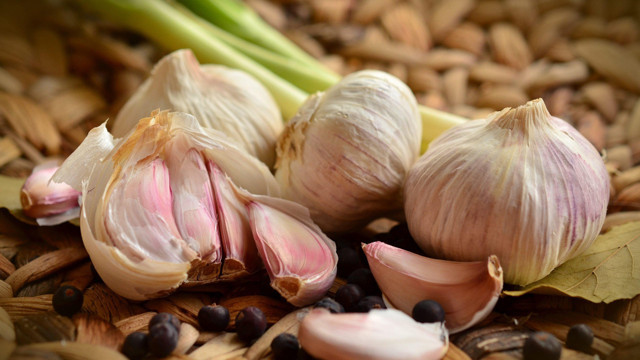 Yasttığınızın altına bir adet sarımsak koyun, kesintisiz uyuyun! Bu yöntem uykusuzluğa birebir - Resim: 0