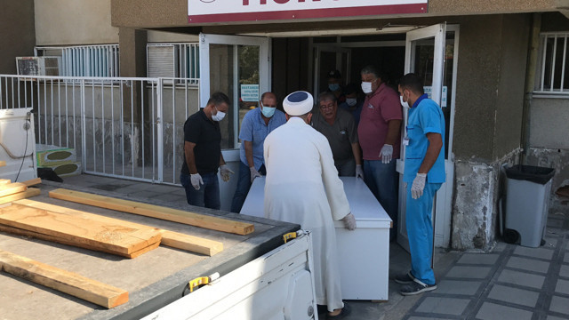 Elazığ'da cesedini 8 kişi zor kaldırdı kilosu nedeniyle özel tabutla taşındı - Resim: 0