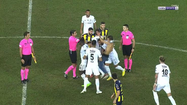 Başkent'te skandal! Ankaragücü taraftarı Beşiktaşlı futbolculara uçan tekme attı! - Resim: 6