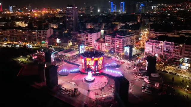 İzmir'de yarın Tarkan konseri nerede olacak? Sahne yıkılmıştı Tarkan nazar çıktı deyip duyurdu - Resim: 1